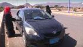 بالصور.. يمنية تقدم دروسا في قيادة السيارات لدعم أسرتها
