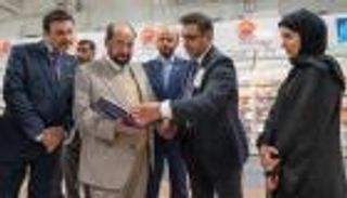 بالصور.. سلطان القاسمي يزور جناح الشارقة بمعرض لندن للكتاب