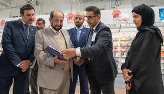 سلطان القاسمي يزور جناح الشارقة المشارك في معرض لندن للكتاب