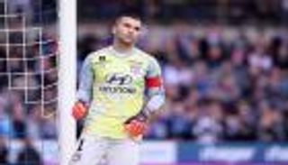 إصابة حارس ليون أمام برشلونة تسلط الضوء على التعامل مع الارتجاج