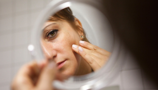 تعددت دعاوى التعويض بسبب منتجات تجميل تصيب مستخدميها بالسرطان -أرشيفية