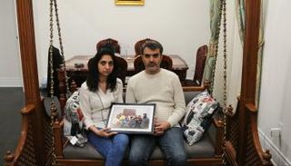 أقارب الضحايا الكنديين مع صورتهم 