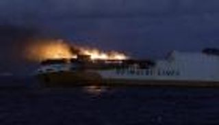 تمدد بقعة نفطية إلى ساحل فرنسا بعد غرق سفينة محملة بمواد خطيرة