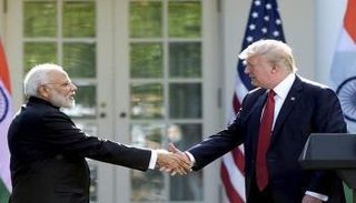 ترامب يصافح رئيس الوزراء الهندي ناريندرا مودي