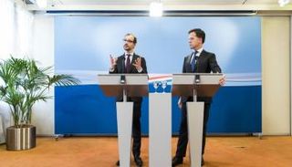 رئيس الوزراء الهولندي مارك روته (يمين) خلال المؤتمر الصحفي