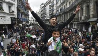 بوتفليقة يتراجع عن الولاية الخامسة والحراك يتواصل ضد التمديد