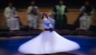 درويش سوري يحيي رقص المولوية في مسارح العالم: ندور كالكواكب