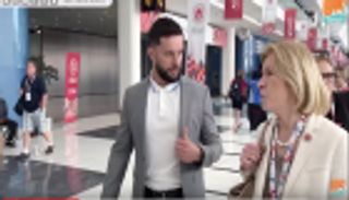 نجم WWE يتابع منافسات الألعاب العالمية