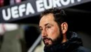 إشبيلية يعلن إقالة مدربه بعد الإقصاء من اليوروباليج