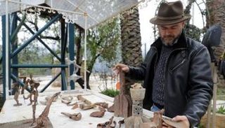 لبناني يحوّل شظايا الحرب إلى تماثيل