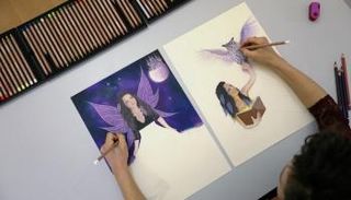هولندية ترسم لوحات مزدوجة بكلتا يديها