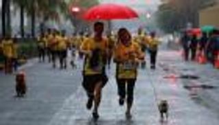 بالصور.. سباق جري للكلاب وأصحابها في الفلبين