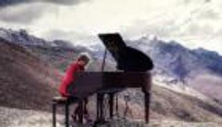 بالصور.. بريطانية تعزف على ارتفاع 5 آلاف متر تكريما لوالدتها