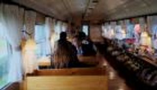 بالصور.. قطار قديم يتحول إلى مطعم سياحي