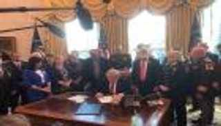 ترامب يوقع أول فيتو في ولايته لتعطيل قرار الكونجرس بشأن تمويل الجدار