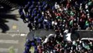 توقيف 75 جزائريا وإصابة 11 شرطيا في مظاهرات الجمعة 