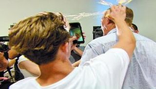 شاب يرشق سناتور أسترالي معادي للإسلام بالبيض