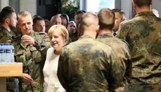 المستشارة الألمانية أنجيلا ميركل وسط جنود الجيش