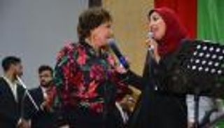 بالصور .. لبلبلة تغني مع الطلبة في مهرجان الأقصر السينمائي