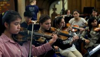 أوركسترا "زهرة" للعازفات الأفغانيات