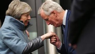 كبير مفاوضي الاتحاد الأوروبي ميشيل بارنييه يحيي تيريزا ماي