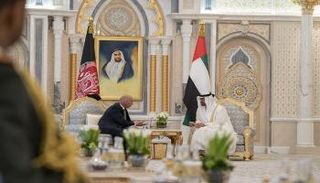 الشيخ محمد بن زايد والرئيس الأفغاني خلال المباحثات 