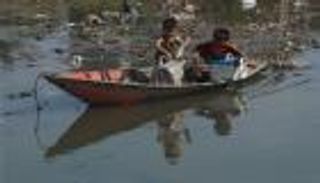 بالصور.. 80 قتيلاً بفيضانات في إندونيسيا