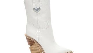 حذاء طويل الرقبة أبيض اللون مصنوع من جلد العجل