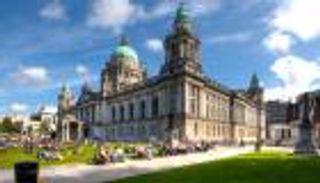 وفاة 3 بحادث تدافع خارج فندق في أيرلندا الشمالية