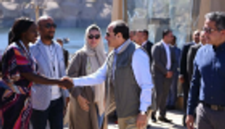 بالصور .. السيسي يشارك الشباب العربي والأفريقي جولتهم في أسوان