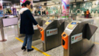 بالصور.. منع صينية من دخول المترو بسبب مكياجها الثقيل