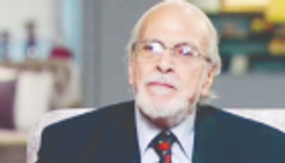 بالصور.. نقيب الممثلين المصريين يحضر عزاء الفنان الراحل جلال عيسى