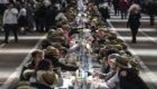 بالصور.. سوق فرنسية تحطم رقما قياسيا بأكبر مائدة طعام في العالم