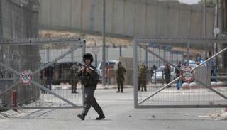 صورة أرشيفية لحاجز إسرائيلي مغلق في الضفة