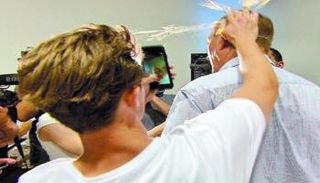 فتى يرشق سيناتور أستراليا معاديا للإسلام بالبيض