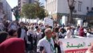 بالصور.. أطباء وطلاب جزائريون يتظاهرون ضد التمديد لبوتفليقة