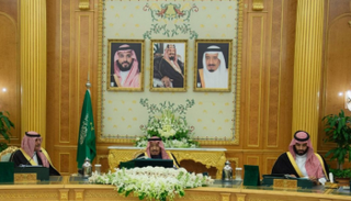 خادم الحرمين الشريفين خلال ترؤسه جلسة مجلس الوزراء اليوم