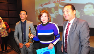 إلهام شاهين تتسلم درع تكريمها 