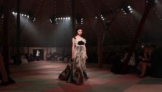 عارضة تقدم تصميما من دار كريستيان ديور في دبي