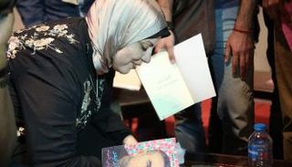 مؤلفة كتاب أندريا رايدر أثناء التوقيع