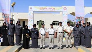 عدد من المشاركين في احتفالية شرطة أبوظبي بيوم السعادة