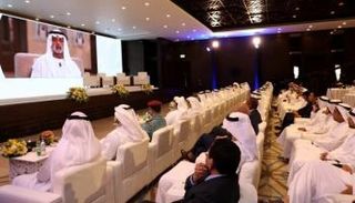 المشاركون في الاحتفالية يستمعون إلى كلمة الشيخ نهيان بن مبارك آل نهيان