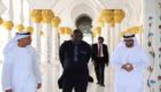 رئيس ليبيريا يزور جامع الشيخ زايد الكبير بأبوظبي