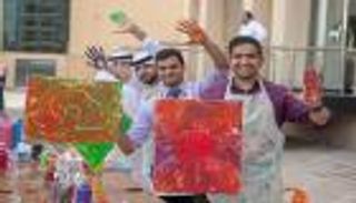 بالصور.. "المالية" الإماراتية تحتفل مع موظفيها بـ"يوم السعادة"