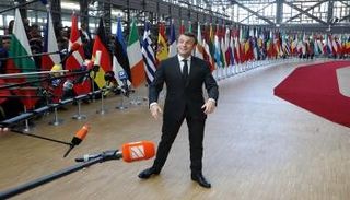 ماكرون متحدثا للصحفيين قبيل قمة الاتحاد الأوروبي - أ.ف.ب