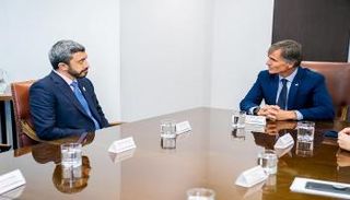 بالصور.. عبدالله بن زايد يلتقي وزير الاقتصاد التشيلي