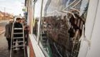 بالصور.. تحطيم نوافذ 5 مساجد ببريطانيا.. وشرطة الإرهاب تحقق