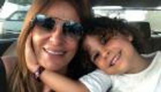 بالصور.. 7 نجمات حققن حلم الأمومة بعد سن الـ40