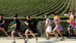 بالصور.. أغرب ماراثون في العالم.. ملابس تنكرية وتوقف لتناول الجبن