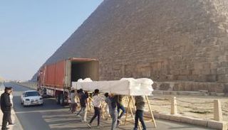 جانب من نقل 35 قطعة خشبية كبيرة الحجم من مركب خوفو